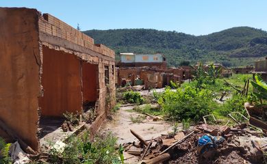 Mariana/MG - Ruínas de casas do distrito de Bento Rodrigues, que foi destruído pela lama da Barragem do Fundão (Léo Rodrigues/Agência Brasil) 