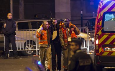 Ataques em Paris deixaram pelos menos 40 mortos