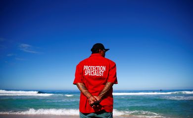 A protection specialist is seen at the Billabong Pipe Masters at the Banzai Pipeline in Pupukea on the island of  - mar flat - sem ondas