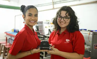Rio de Janeiro (RJ), 20/12/2024 - A aluna de engenharia mecânica, Anne Victória Rodrigues da Costa e a de engenharia eletrônica e da computação, Lígia Bonifácio, integrantes da equipe MinervaBots, da UFRJ com o mini robô, Zé Pequeno, no laboratório de robótica da universidade, na Ilha do Fundão, no Rio de Janeiro. Foto: Tomaz Silva/Agência Brasil