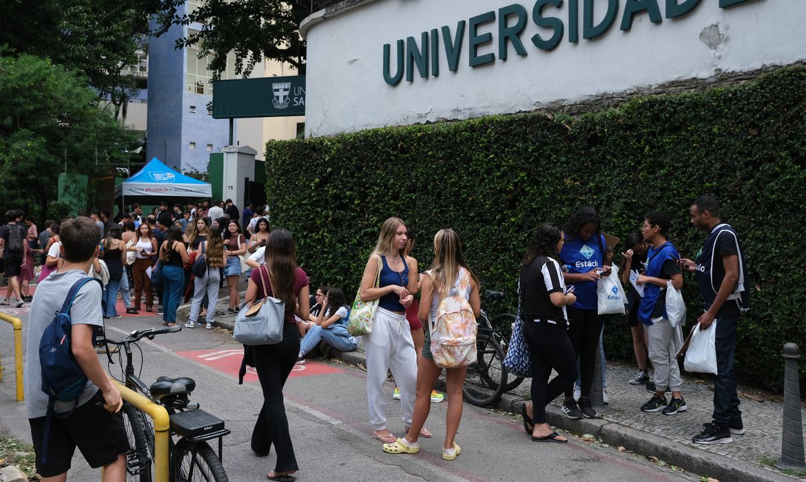 Rio de Janeiro (RJ), 09/11/2025 – Candidatos chegam para o primeiro dia de provas do Exame Nacional do Ensino Médio (Enem), na Universidade Santa Úrsula, em Botafogo. Foto: Fernando Frazão/Agência Brasil
