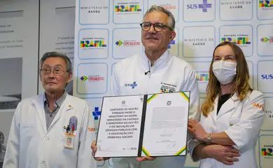 Brasília (DF)31/12/2025 - O ministro da Saúde, Alexandre Padilha, acompanhado da Presidente do Hospital Sarah, Lúcia Willadino Braga, e de outros diretores, participa da assinatura do contrato de gestão com a Rede Sarah de Hospitais de Reabilitação Foto: Fabio Rodrigues-Pozzebom/ Agência Brasil