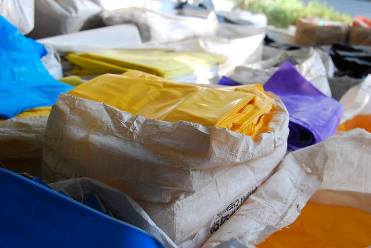 Proibição do fornecimento gratuito de sacolas plásticas no RJ