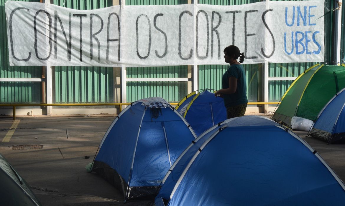 Estudantes da UNE e Ubes montam acampamento em frente ao Ministério da Fazenda para protestar contra os cortes de verbas na educação em consequência do ajuste fiscal estabelecido pelo governo (José Cruz/Agência Brasil)
