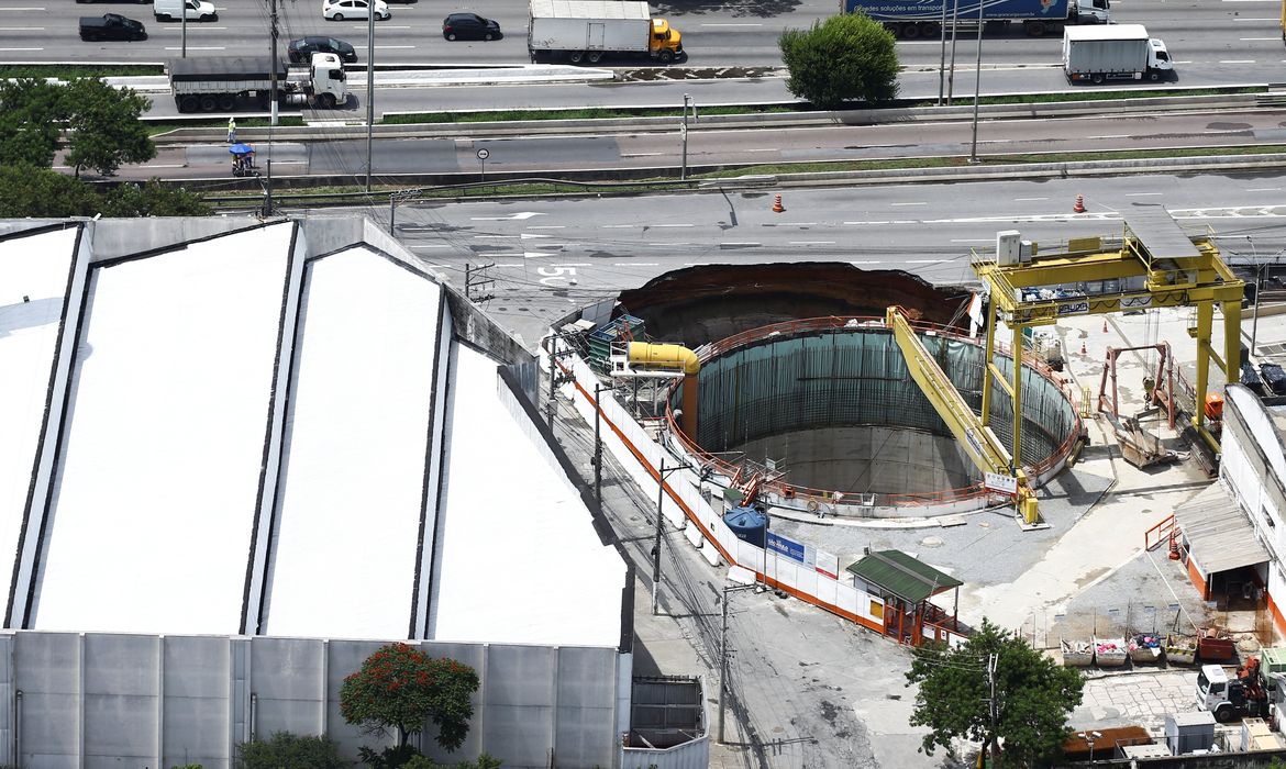 Um acidente nas obras da Linha 6 - Laranja do Metrô provocaram o desabamento de parte da pista da Marginal Tietê, na zona norte da capital paulista, próximo a ponte da Freguesia do Ó