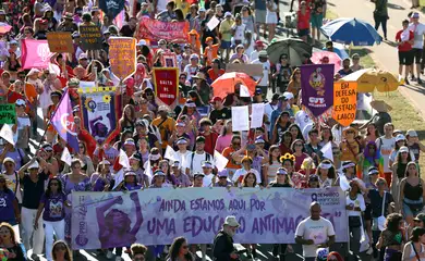 Brasília (DF), 08/03/2025 - Pessoas participam da Marcha no 8 de março, Dia Internacional da Mulher. Foto: José Cruz/Agência Brasil