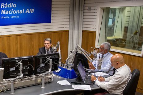 Brasília - 31/05/2023 O presidente da EBC, Hélio Doyle, participa do programa Revista Brasil, da Rádio Nacional  AM, e é entrevistado pelo apresentador Valter Lima 
Foto: Fabio Rodrigues-Pozzebom/ Agência Brasil