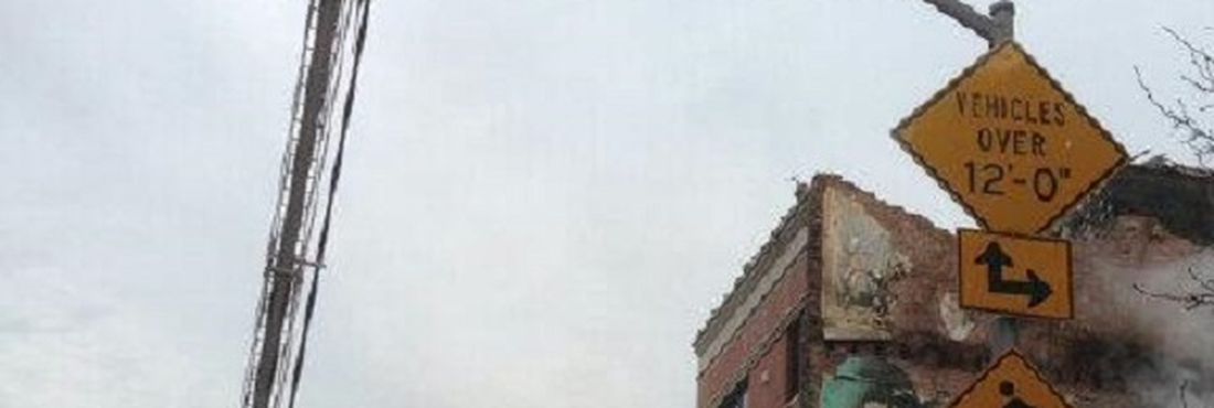 Bombeiros de Nova York fazem buscas em destroços de edifícios que desabaram nesta manhã