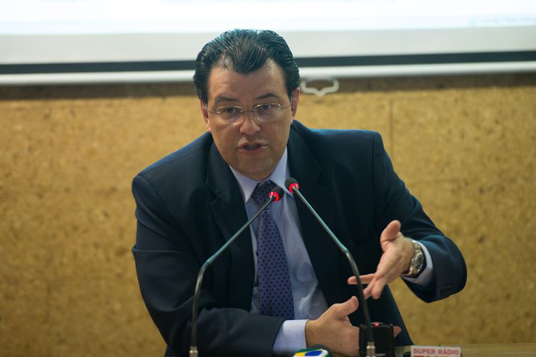 O ministro de Minas e Energia, Eduardo Braga, durante entrevista coletiva, anuncia deliberações da 158ª reunião do Comitê de Monitoramento do Setor Elétrico - CMSE (Marcelo Camargo/Agência Brasil)