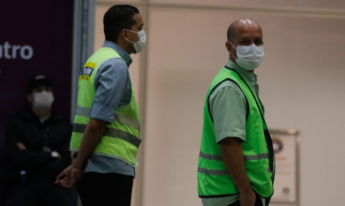 Passageiros e funcionários circulam vestindo máscaras contra o novo coronavírus (Covid-19) no Aeroporto Internacional Tom Jobim- Rio Galeão. (Fernando Frazão/Agência Brasil)