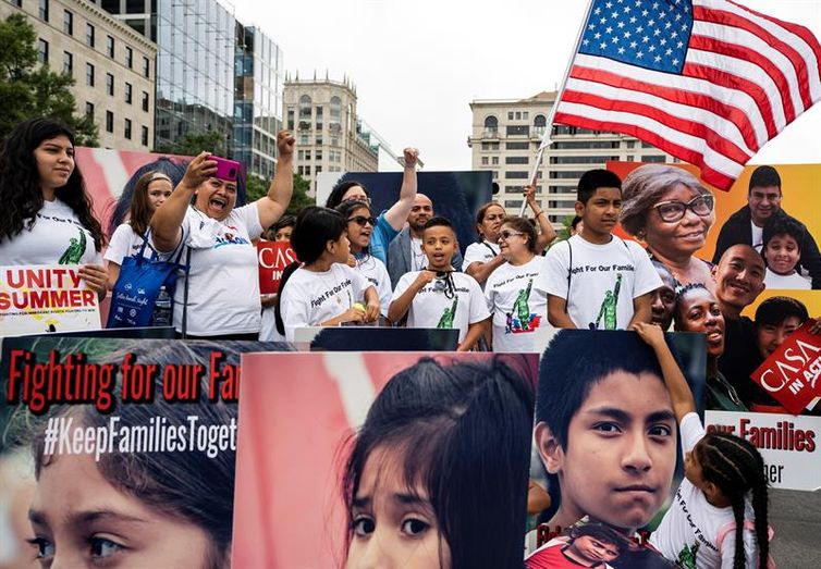 Manifestantes protestam em Washington contra a política migratória do presidente Donald Trump de separar famílias de imigrantes. No mesmo dia, Justiça deu 30 dias para o governo devolver centenas de menores separados das famílias.