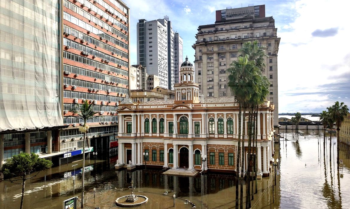 Porto Alegre (RS), 17/05/2024 – CHUVAS RS- ENCHENTES-DRONE -  Centro histórico de Porto Alegre permanece alagado devido as fortes chuvas dos últimos dias. Foto: Rafa Neddermeyer/Agência Brasil
