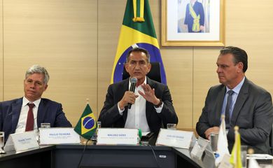 Brasília (DF), 09/07/2025 - O ministro do Desenvolvimento Agrário e Agricultura Familiar do Brasil, Paulo Teixeira, o
ministro da Integração e do Desenvolvimento Regional, Waldez Góes, e o ministro da Agricultura, Carlos Fávaro, durante entrevista coletiva para anunciar a liberação de R$ 1 bilhão em recursos públicos para operações de microcrédito rural nas regiões Norte e Centro-Oeste, oriundos dos Fundos Constitucionais de Financiamento. O total de recursos disponíveis será de até R$ 500 milhões para o Fundo Constitucional de Financiamento do Centro-Oeste (FCO) e de até R$ R$ 500 milhões para o Fundo Constitucional de Financiamento do Norte (FNO).. Foto: Valter Campanato/Agência Brasil