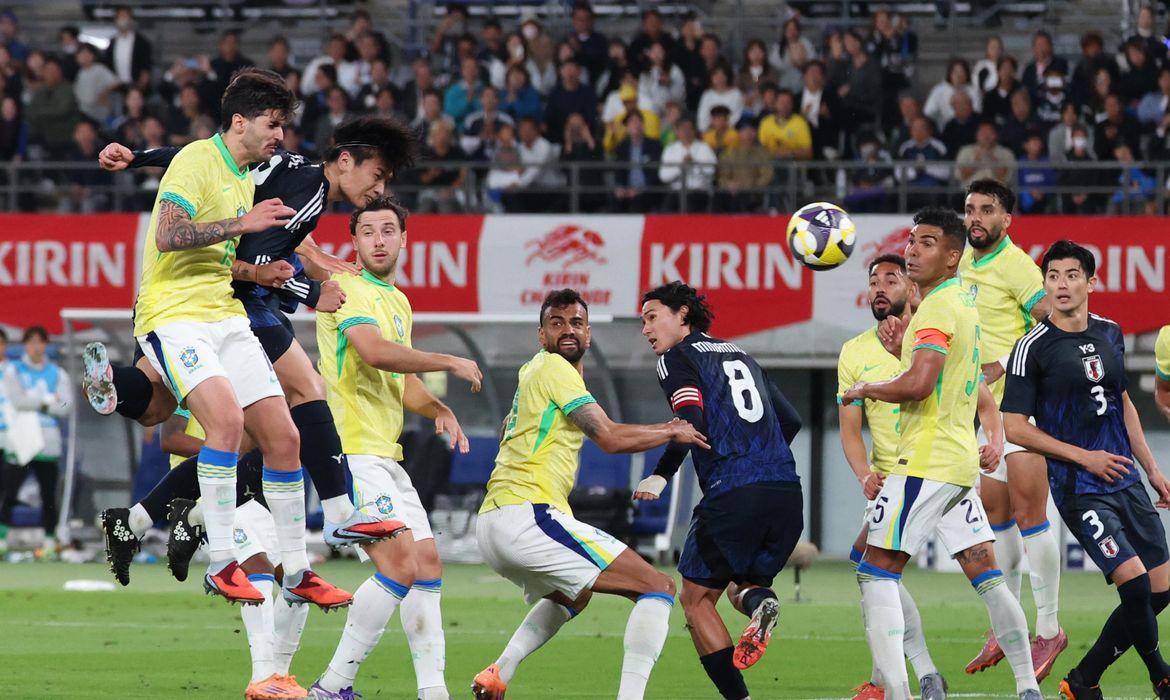 Ayase Ueda of Japan (18) scores by header in the second half of a friendly match against Brazil at Tokyo Stadium in Tokyo on October 14, 2025.    ( The Yomiuri Shimbun )