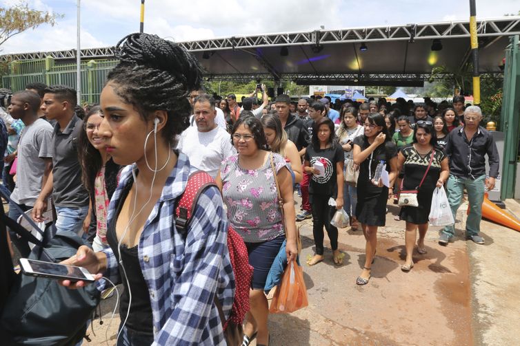 Candidatos aguardam abertura do portões do UniCEUB em Brasília, para o primeiro dia de provas do Enem 2018 