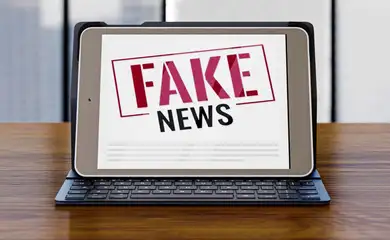 Fake News; Notícia Falsa; Celular; Notebook; Computador; Notícia - Nova onda de fake news no Brasil influencia a guerra digital. Foto: Freepik