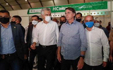 Presidente da República, Jair Bolsonaro acompanhado do Governador do Estado de Goiás, Ronaldo Caiado, fazem visita às instalações do hospital.