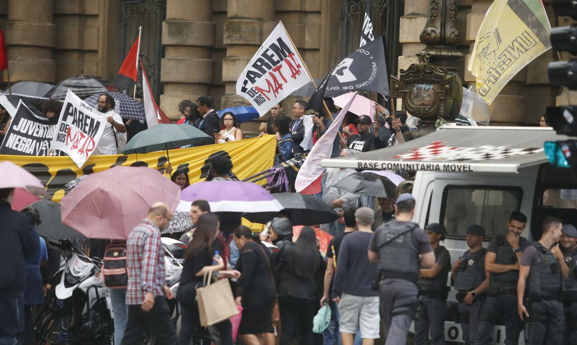 Paulo Pinto/Agência Brasil São Paulo (SP), 05/12/2024 -ato contra violência policial, concentração em frente ao teatro municipal de são paulo, praça Ramos de Azevedo . Foto: Paulo Pinto/Agência Brasil