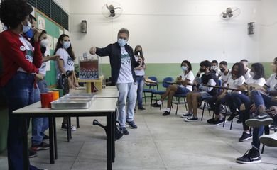 Oficina sobre deslizamentos de terra para alunos de escolas municipais