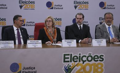 O ministro do STF Roberto Barroso, a presidente do TSE, Rosa Weber, o presidente do STF, Dias Toffoli, e o ministro da Segurança Pública, Raul Jungmann, durante divulgação do resultado do primeiro turno da eleições de 2018.