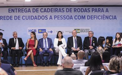 A primeira-dama Michelle Bolsonaro e o ministro da Cidadania, Osmar Terra, participam da cerimônia de entrega de cadeiras de rodas da Rede de Cuidados à Pessoa com Deficiência, no hospital da criança em Brasília