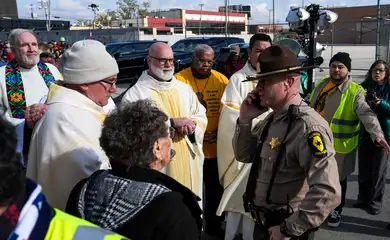 Missa católica em frente ao centro de detenção em Broadview, subúrbio de Chicago
 1/11/2025   REUTERS/Leah Millis