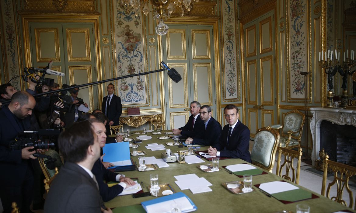 SMA201. Paris (France), 02/12/2018.- French President Emmanuel Macron (R) presides the start of a meeting at the Elysee Palace the day after clashes between police and yellow vest protesters, in Paris, France, 02 December 2018. The so-called 