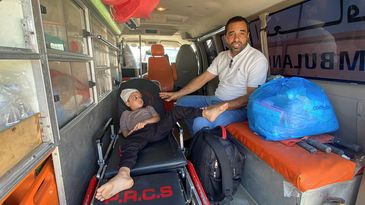 O menino palestino Ameer Joma, que ficou ferido em um ataque israelense, espera com seu pai em uma ambulância para ser transportado para tratamento em um hospital egípcio, no posto fronteiriço de Rafa, no sul da Faixa de Gaza, em 1º de novembro de 2023. REUTERS/Arafat Barbakh