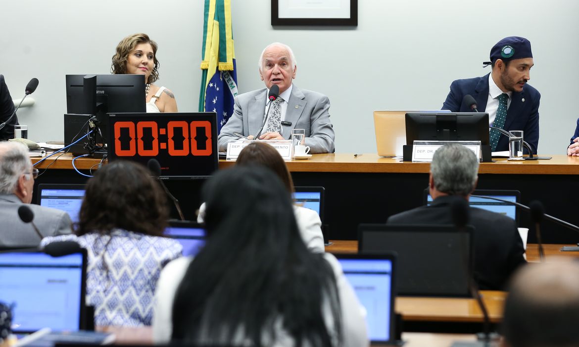 Brasília (DF) 27/02/2024  Comissão Especial da Câmara aprovou por unanimidade a  proposta de emenda à Constituição (PEC 005/2023) sobre imunidade tributária a organizações religiosas. O relator da PEC é o deputado Dr. Fernando Máximo (União-Ro). Foto Lula Marques/ Agência Brasil