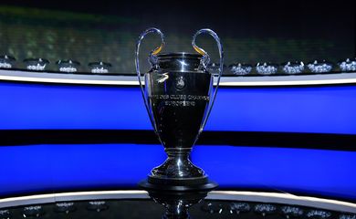 Troféu da Liga dos Campeões durante sorteio da fase de grupos do torneio