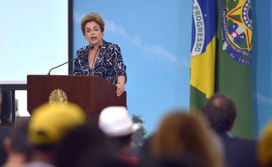 Brasília – Presidenta Dilma Rousseff durante cerimônia de contratação de 25 mil unidades habitacionais do programa Minha Casa, Minha Vida (José Cruz/Agência Brasil)
