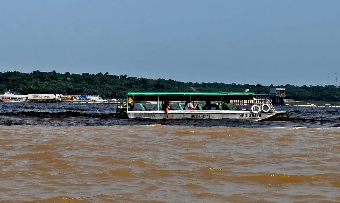 Manaus (AM), 29/11/2024 - Encontro das Águas. Confluência entre o rio Negro, de água preta, e o rio Solimões, de água barrenta, onde as águas dos dois rios correm lado a lado sem se misturar por uma extensão de mais de 6 km. Foto: Tânia Rêgo/Agência Brasil