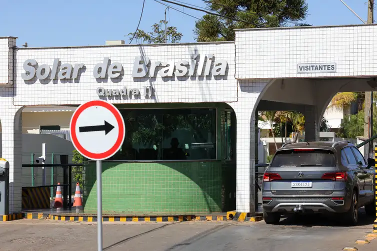 Brasília (DF) 07/08/2025 Fachada do condomínio Solar de Brasília, onde mora e cumpre prisão domiciliar o ex-presidente Jair Bolsonaro. Foto: Fabio Rodrigues-Pozzebom/ Agência Brasil
