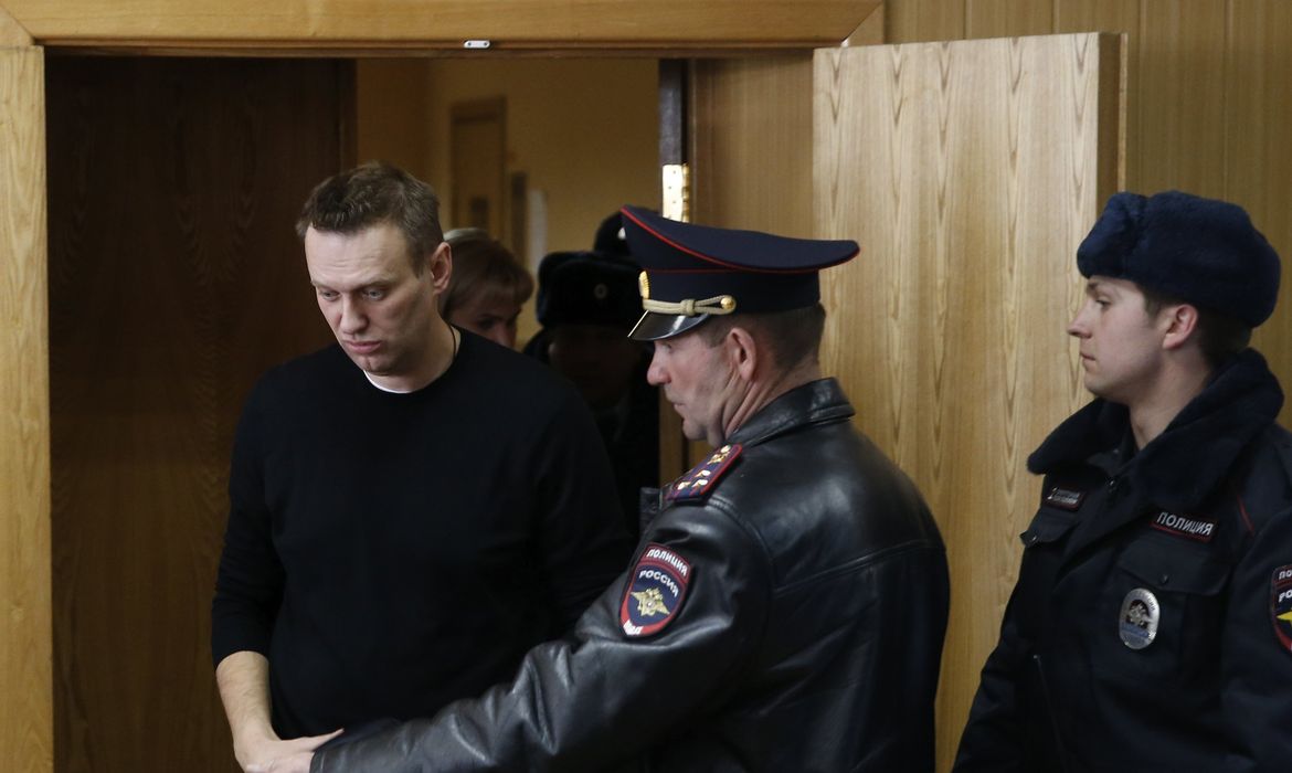 Moscou (Rússia) - Líder opositor russo Alexei Navalny (à esquerda) se dirige à sala para receber o veredito do tribunal do distrito de Tverskoy, em Moscou, Rússia, um dia após ser preso em uma manifestação da oposição