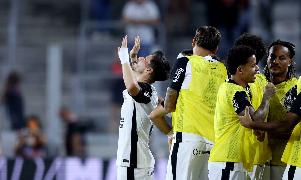 Soccer Football - Brasileiro Championship - Athletico Paranaense v Corinthians - Arena da Baixada, Curitiba, Brazil - February 19, 2026 Corinthians' Rodrigo Garro celebrates scoring their first goal with teammates REUTERS/Rodolfo Buhrer