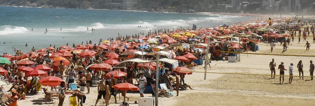 Rio de Janeiro registra praias cheias no domingo de eleições
