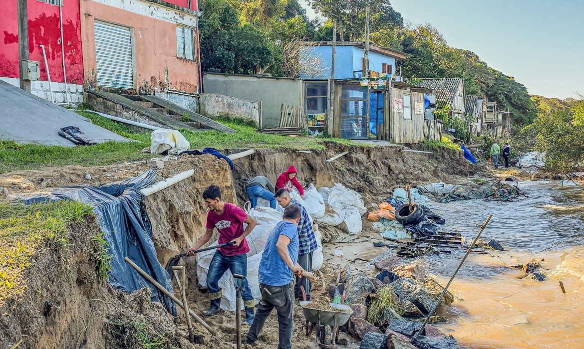 Pelotas (RS) , 26/05/2024 - Moradores do bairro Balneário dos Prazeres, em Pelotas, colocam sacos de contenção proximo as casas para evitar inundações.
Foto: Rafa Neddermeyer/Agência Brasil