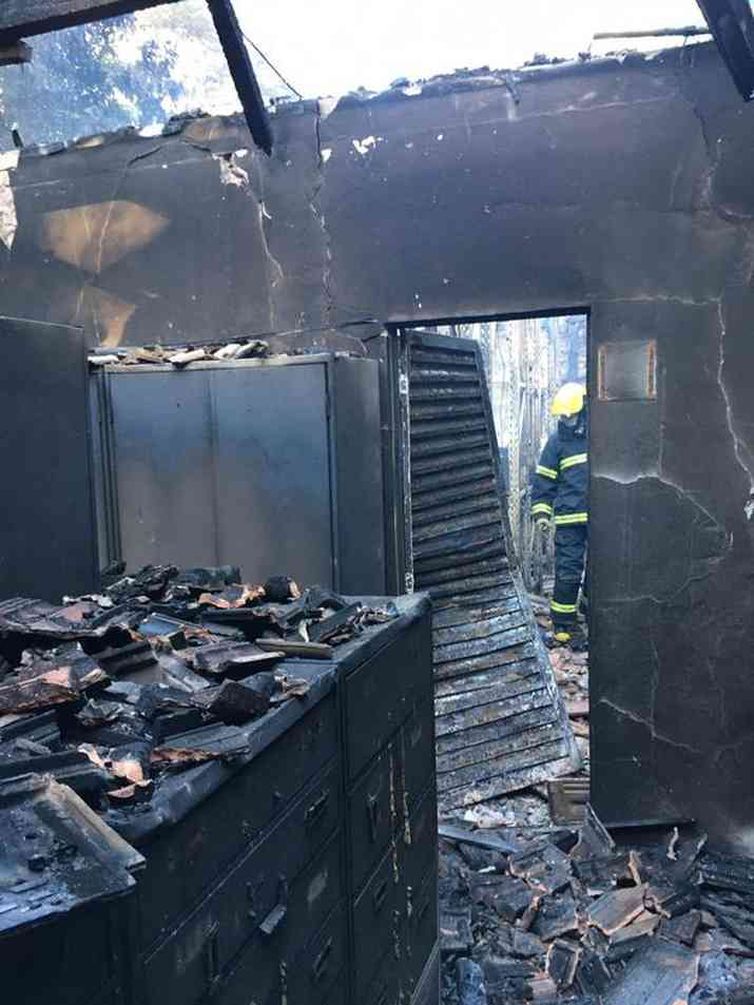 O fogo destruiu um dos espaços do Museu de História Natural e Jardim Botânico da UFMG na manhã desta segunda-feira, 15 de junho