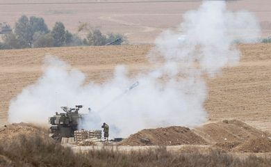 Palestina. 29/10/2023  Unidade de artilharia israelense dispara do lado israelense da fronteira de Israel com Gaza em Gaza, enquanto o conflito entre Israel e o grupo islâmico palestino Hamas continua, perto da fronteira Israel-Gaza, em Israel 29 de outubro de 2023 REUTERS/Evelyn Hockstein