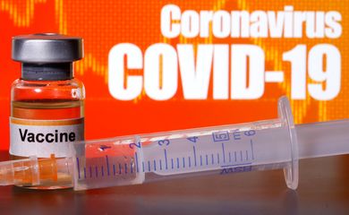 Frasco rotulado como vacina contra Covid-19 em foto de ilustração