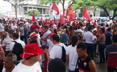 Salvador - Ato contra o impeachment em Salvador reúne cerca de 12 mil pessoas, segundo a PM (Sayonara Moreno/Agência Brasil)