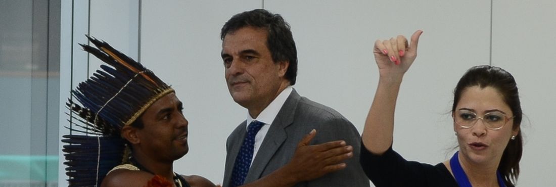 O membro do CNPI, cacique Marcos Xucurú, o ministro da Justiça, José Eduardo Cardozo, e a diretora de Promoção ao Desenvolvimento Sustentável da Funai