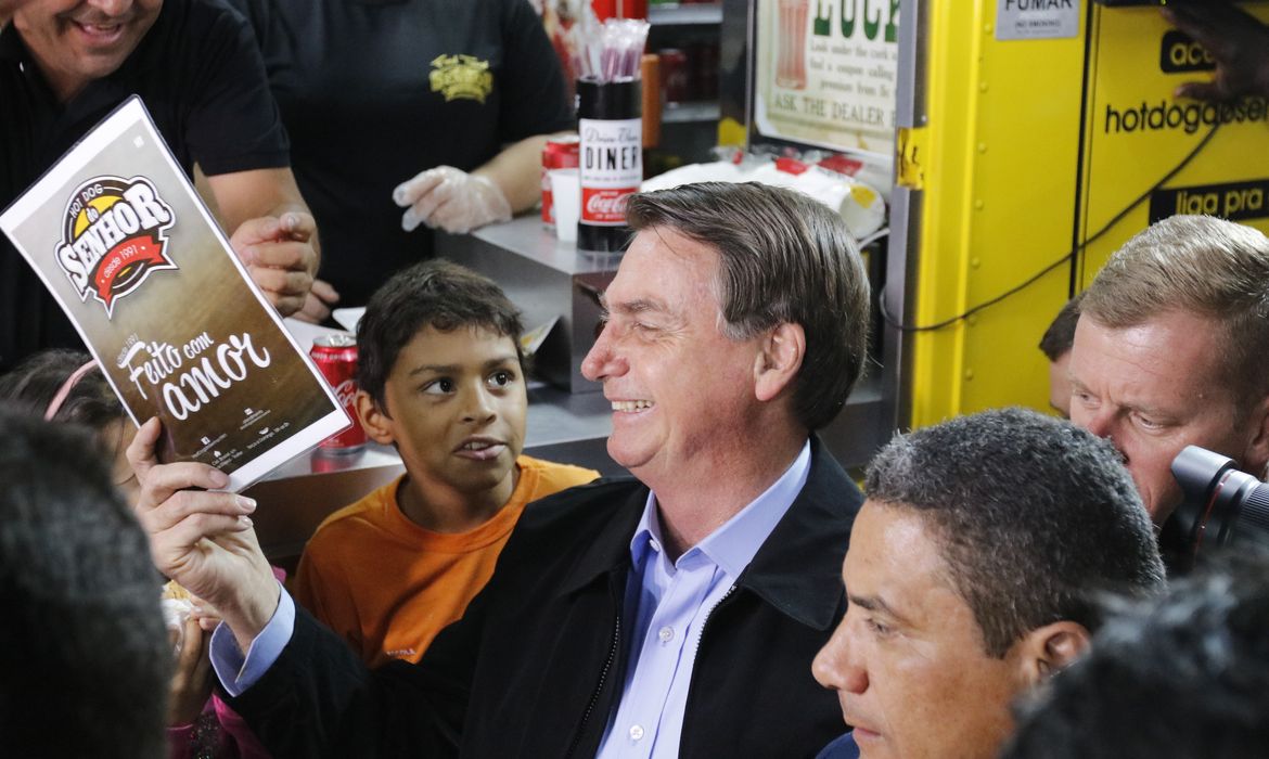  O presidente da República, Jair Bolsonaro, come cachorro-quente no food truck Hot Dog do Senhor, em visita à cidade de Resende. 