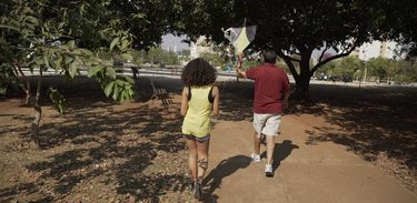 De Mala e Cuia - Beatriz e Ney soltam pipa no Parque Mãe Bonifácia