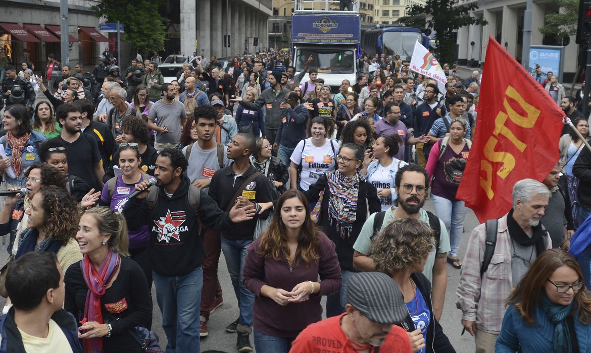 Rio de Janeiro - Professores e estudantes fazem manifestação na Alerj por aumento de salário e melhores condições de trabalho para a categoria  (Tomaz Silva/Agência Brasil)