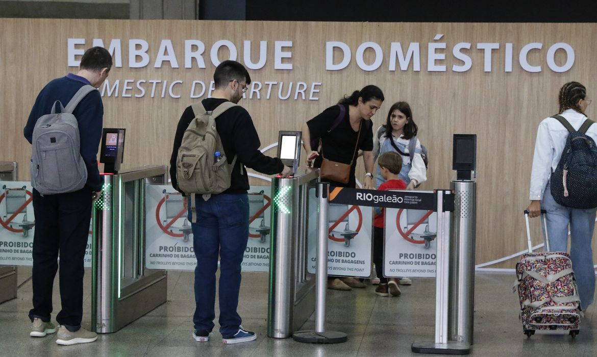 Rio de Janeiro (RJ), 02/10/2023 - Movimento de passageiros no Aeroporto Internacional Tom Jobim, no Galeão, após migração de voos operados no Aeroporto Santos Dumont. Foto: Fernando Frazão/Agência Brasil