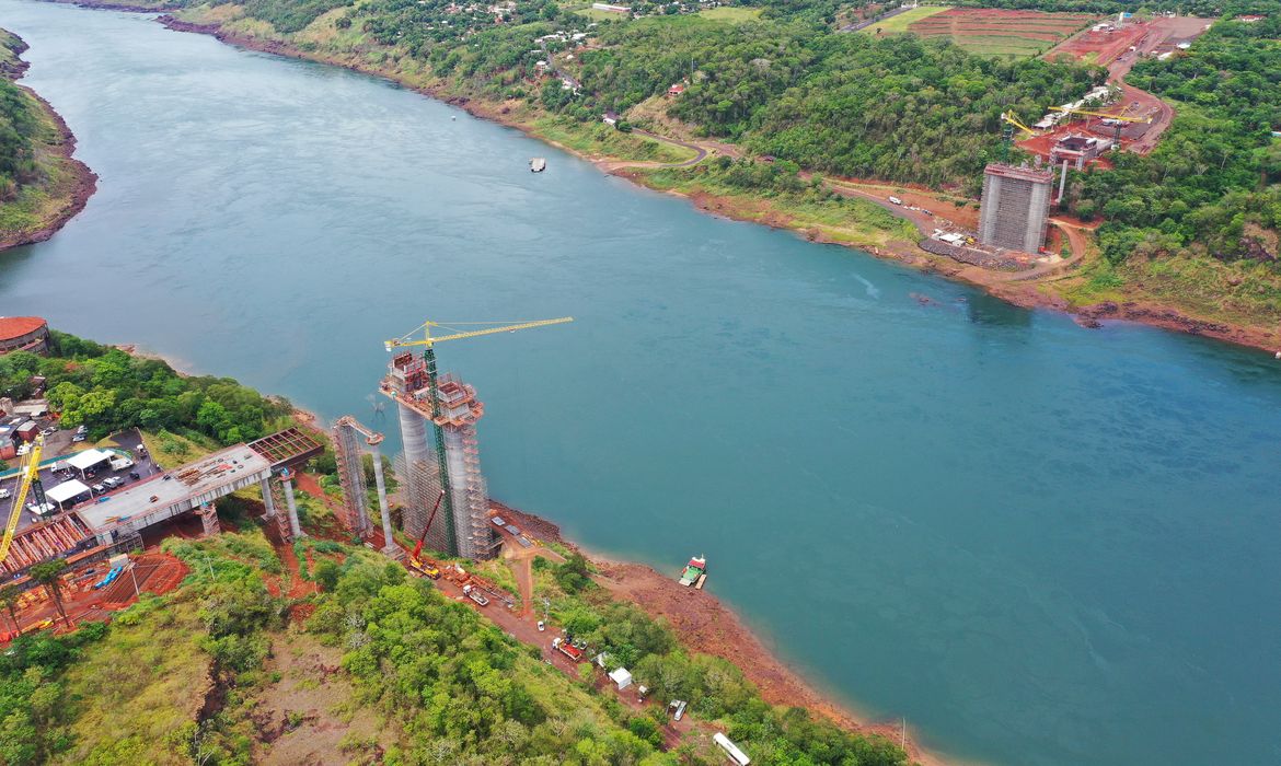 Obras da Ponte da Integração Brasil- Paraguai, no Rio Paraná