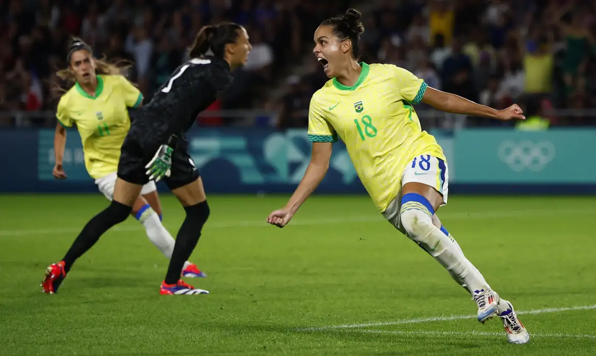 Paris 2024 Olympics - Football - Women's Quarter-final - France vs Brazil - La Beaujoire Stadium, Nantes, France - August 03, 2024. Gabi Portilho of Brazil celebrates scoring their first goal. Reuters/Stephane Mahe/Proibida reprodução