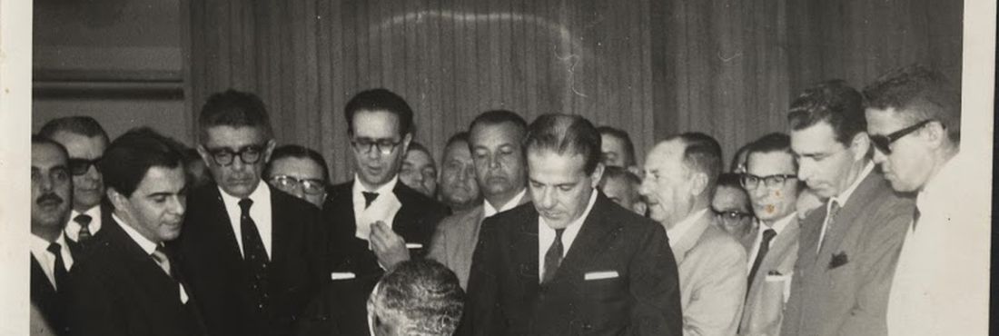O presidente João Goulart e o ministro da Casa Civil Darcy Ribeiro entregam Mensagem Presidencial sobre as reformas de base em 15 de março de 1964