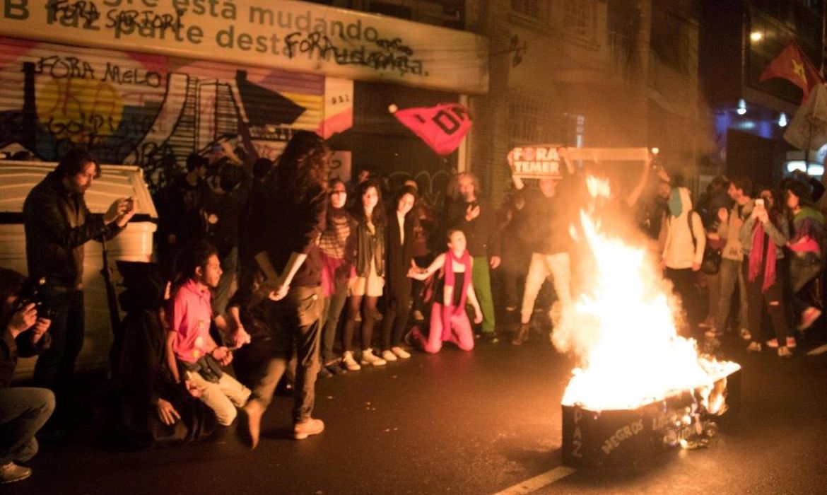 Manifestação em Porto Alegre tem confronto com PM e depredação de sede do PMDB